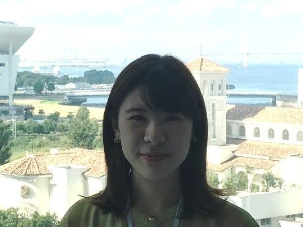 あなたと一緒に働くメンバーです。横浜プラザビル８F全てが神奈川オフィスです。８Fから海をバックに撮影。