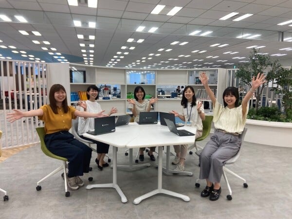 あなたと一緒に働くメンバーです。20～40代の女性が多数活躍中です。オフィスではフリーアドレス（座る席が自由）となっています。