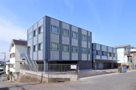 ★本社外観★コーポレートカラーはネイビー★