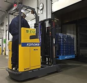 冷蔵庫内でのリーチリフト作業