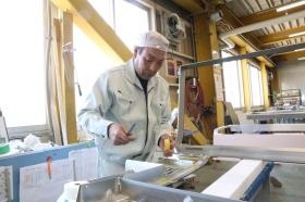 艤装作業（仕上げにも職人の目が光ります！）