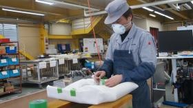 艤装作業（組立てを行った製品の梱包中。夏涼しく冬暖かい職場）