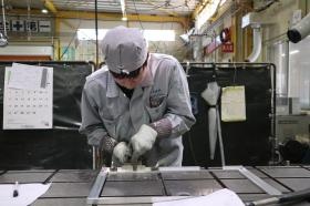 溶接作業（ベテランから若手まで職人の技が光ります）