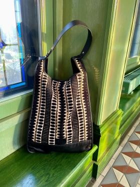 インドの職人により手作りされたオリジナルのレザーバッグ