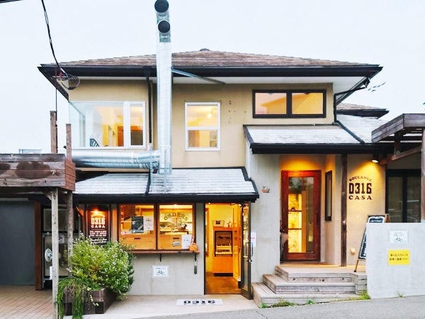 事務所の外観です。木材を基調としたオシャレなオフィスです。パン屋さんが併設しています。