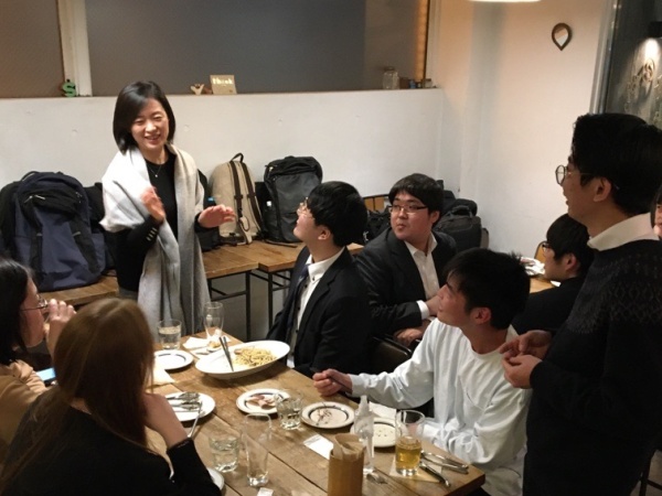 内定者懇親会の様子　※役員の白と先輩/後輩社員達