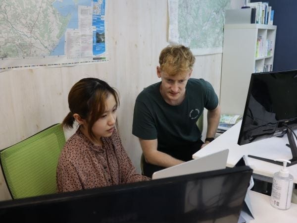 オフィス出社時は気軽に相談し合ったり、雑談も。