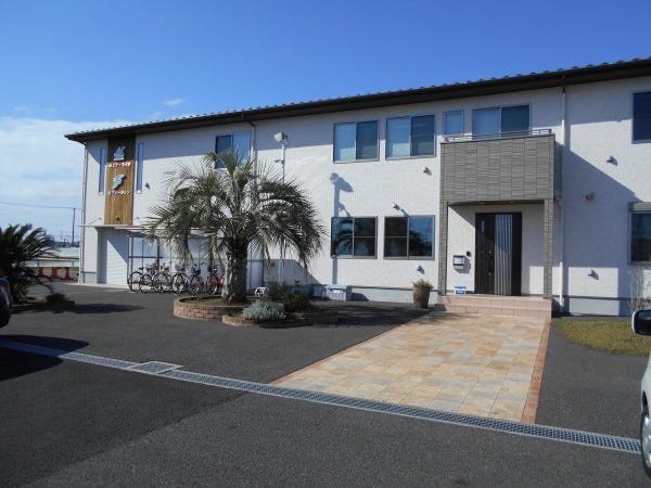 本社外観です。広い敷地内に倉庫、畑もあります。野菜も作って社員に配っています。