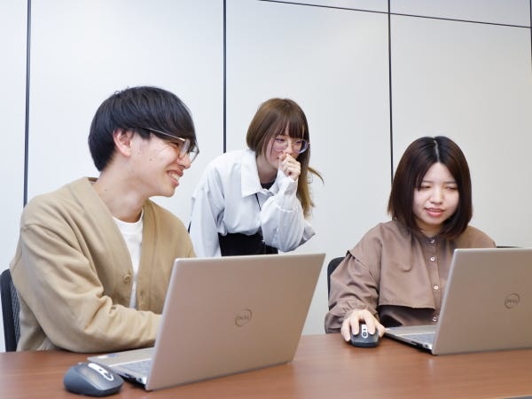 業務で分からないことがあれば、別の得意分野を持つ社員に気軽に相談。普段からコミュニケーション活発な職場です。