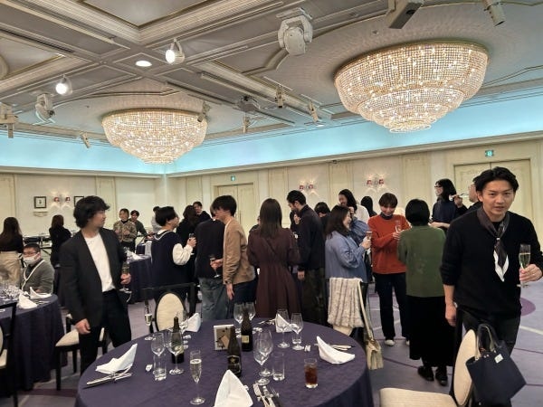 忘年会は年内最終日の午後に目黒雅叙園で実施しました。結婚式披露宴でも使用される会場で美味しい料理を堪能しました！