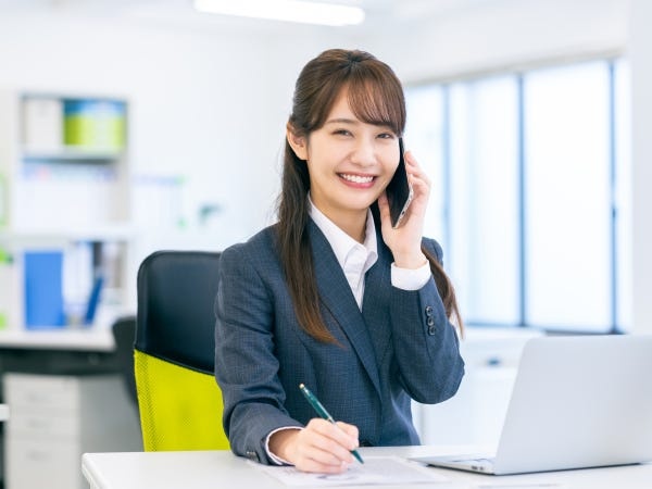 スタッフさんへのお仕事の案内や業務内容の説明等は電話やメールで行うことが多いです。