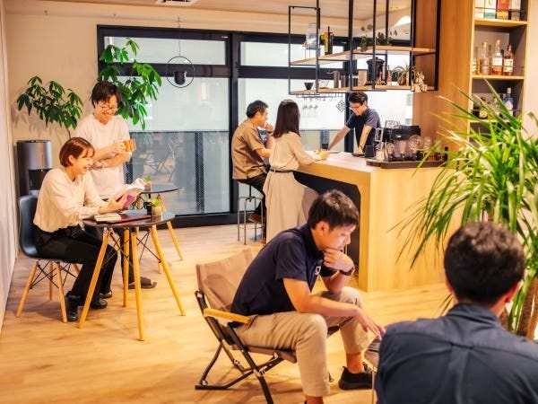 オフィスは内装にもこだわって明るい雰囲気です！所内図書の貸出も自由！（ビジネス書など）