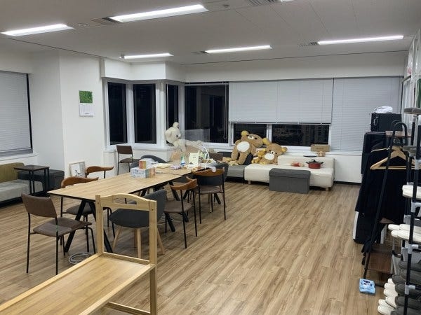 広々とした休憩スペースです。自由に使うことができます。