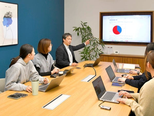 ミーティングやチャットも活発で、様々な意見交換を行っています！