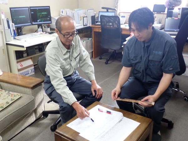 社長と工場長が新規金型の設計構想中！新しい仲間が増えるのを楽しみにしています!!