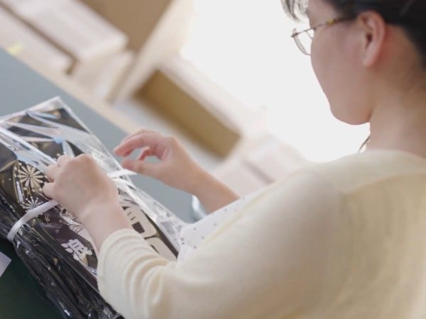 当社は日本全国のお土産雑貨を扱うメーカーです