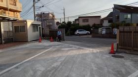 学校のバス乗降車場の警備