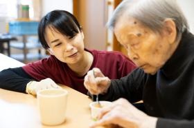 お食事を優しく見守ります
