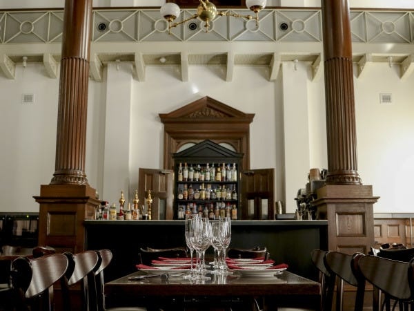 ホールスタッフ（職種未経験歓迎・学歴不問）