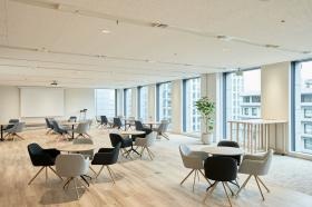 オフィスの写真です。フリーアドレス席。