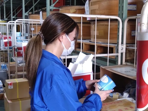 ピッキング作業と事務作業スタッフ・正社員フォーク作業員（年末年始休暇あり・フォークリフト資格）