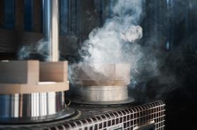 炊き立ての羽釜ごはん