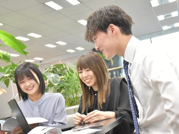 1人ではなくチームで業務を行うのでいつでも先輩を頼れる環境です！「誰に聞いたら良いかわからない」がありません！