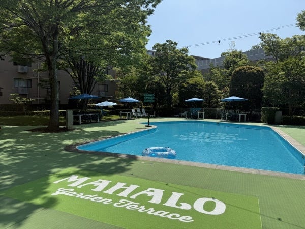 MAHALO最大の特徴。プールのついたテラス席。まるでハワイのホテルリゾートで働いている気分に。