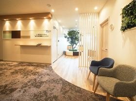 エントランスは木が象徴的でリラックスした雰囲気です。