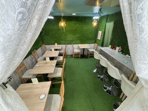 ホールスタッフ（交通費支給あり・未経験OK）