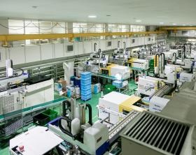 射出成形機のオペレーターがプラスチック部品を加工しています