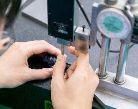 検査員が加工した部品を計測機器で測定しています