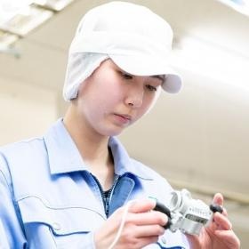 電磁弁の外観を目視で検査しています