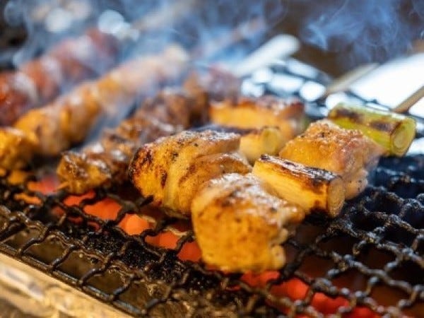 「串焼き  もんじろう」では、調理全般を担うキッチンスタッフを募集中です。未経験でもOK！スタッフがフォローするので安心です。