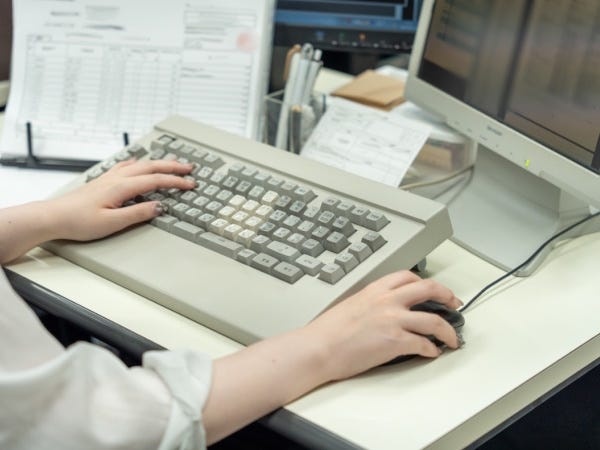 データ入力に使用するパソコン型の専用機器です。紙面を見ながら情報を入力します！