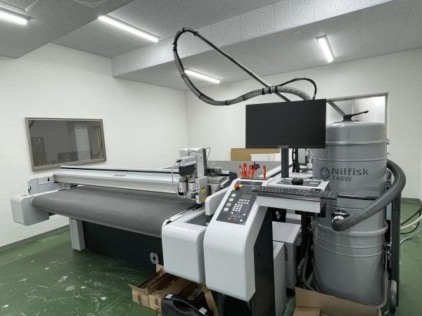 デジタルマルチカッターＺＵＮＤで、オリジナル化粧箱やダイカットパネルの製造に対応