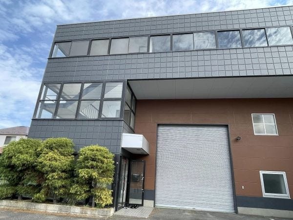 本社工場には、品質検査ライン／製造ラインの他に、Ｒ＆Ｄ室／経営企画室があります