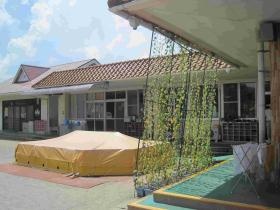 保育室前の様子とプール（移動式）