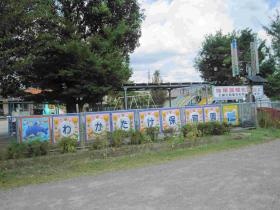 保護者駐車スペースから園庭方向の様子