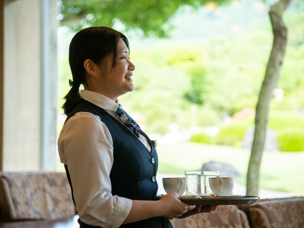 庭園を一望できる喫茶室でお客様をおもてなし。