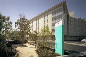 建物外観・閑静な住宅街でバス停のすぐそば。バス本数多いです。