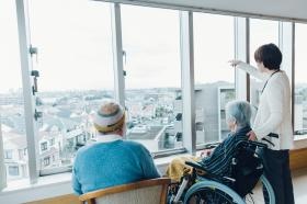 施設内眺望・高台で見晴らし良く、広い窓から花火も見えます。