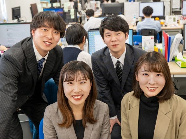 当社では主に20、30代が活躍しています。みんなで協力しあって目標達成を目指しています♪