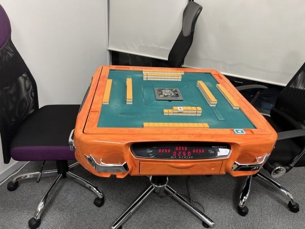 なぜか全自動配牌卓もあります！ただの全自動卓ではありません、全自動”配牌”卓です！めっちゃ麻雀できます！