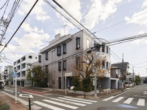 当施設の外観です。住宅街の中にあります。就労継続支援事業B型「Beステーション凛」併設です。