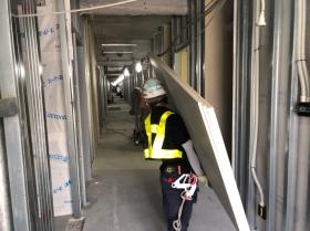 建設現場での搬入作業