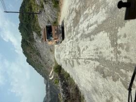 原石を運搬作業中