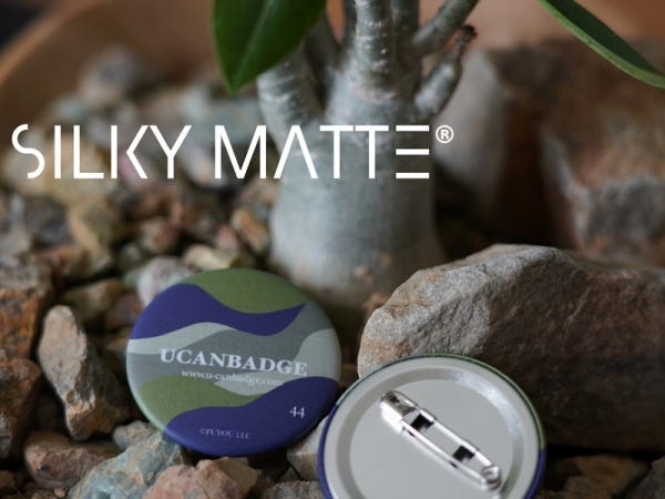 主力製品の缶バッジ、アクリルキーホルダーは年間1万件以上のお客様へお届けしています。