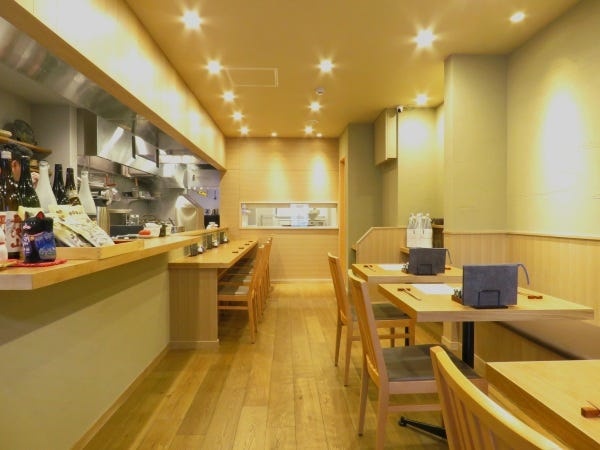 落ち着いた雰囲気の店内でお客様をおもてなし致します。