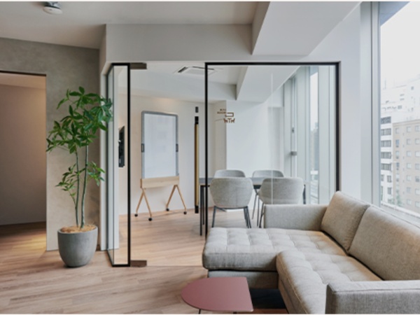 オフィスのMTGルームで企画を出し合います！